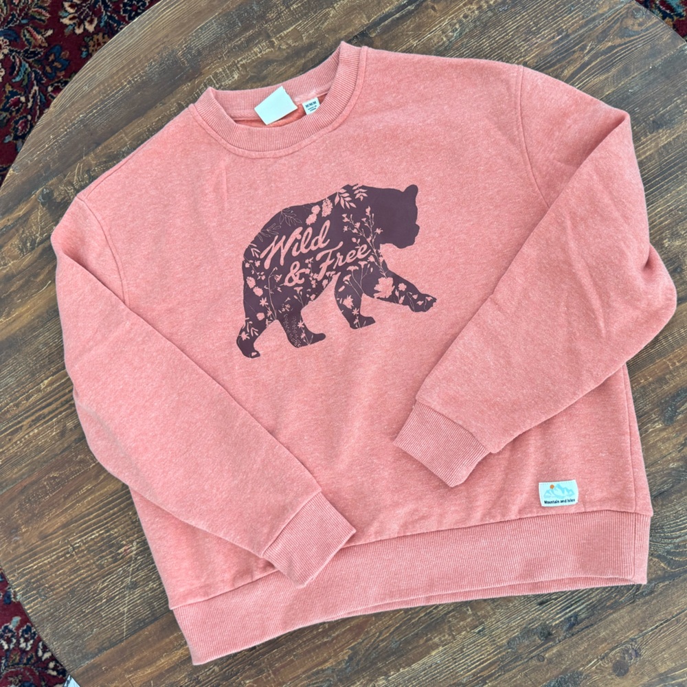 NWOT Mountain and Isles Women’s Graphic Crewneck Sweatshirt - Wild & Free Bear